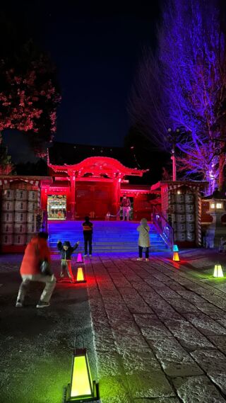 今年も1月26日からスタートしたナイトウオークイベントをお散歩してきました〜✨

当館前の番場通りから秩父神社⛩️までの随所にイルミネーションやライトアップ🌟がされていて、とてもロマンチックで幻想的な雰囲気の中をお散歩できます✨

「秩父夜バル祭～彩さんぽ～」街バルも同時開催中で、当館のまほろバルでも夜バルチケットでお得にクラフトビールが楽しめます🍻

ライトアップされた夜の秩父を人力車で散策できるサービスもあります。
@kachoufuugetsu_chichibu 

⭐️秩父夜街 彩さんぽ 〜冬に華やぐ 龍めぐり〜⭐️

✴️開催期間：1月26日（金）～2月25日（日）の金土日祝　計16日間

✴️開催時間：17：30～20：30　ライトアップ　
　　※秩父神社への参拝は20：00まで

#秩父 #秩父観光 #秩父旅行 
#秩父神社 #chichibu 
#秩父夜街 #秩父夜街彩さんぽ 
#ナイトウォーク 
#ネイキッド #naked
#まほろバル 
#秩父ホステル 
#ちちぶホステル 
#クチーナサルヴェ 
#秩父表参道lab