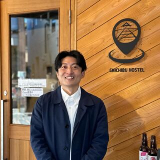初めまして。
ちちぶホステル新管理人の赤堀と申します。

コロナがきっかけとなり、東京からの移住を考えていた2020年の夏、ちちぶホステルに宿泊したことがきっかけで、秩父の魅力や暮らしやすさを知り、2020年の11月に秩父に移住してから早3年3ヶ月が経ちました。

この度、様々な縁の巡り合わせで、移住のきっかけとなった、ちちぶホステルの管理人を務めさせて頂くことになり、初めて泊まったことを思い出し、とても感慨深く思います。

ご宿泊いただいた県外、海外の方と、秩父の街や地元の方々をお繋ぎするお手伝いをさせて頂き、秩父の魅力を知って頂けるよう、日々楽しみながら取り組んでいきたいと考えております。

また私事ですが、秩父に住み始めた頃、私の12月3日という誕生日を見た役所の方々に、「秩父夜祭の日生まれなんだね、秩父にようこそ」と声をかけて頂いたことを思い出し、改めて秩父に呼ばれていたんだな〜と思い、より一層、秩父に愛着を感じたことを思い出しました。

今後とも、ちちぶホステルをよろしくお願いします。🙇‍♂️

#秩父 #ちちぶ #chichibu
#秩父観光　#秩父グルメ 
#秩父旅行　#秩父麦酒 
#秩父宿泊
#古民家 #古民家リノベーション 
#古民家宿 
#民泊
#ゲストハウス
#chichibuhostel
#ちちぶホステル
#秩父ホステル
#秩父神社 
#番場通り 
#秩父表参道lab 
#まほろバル 
#クチーナサルヴェ